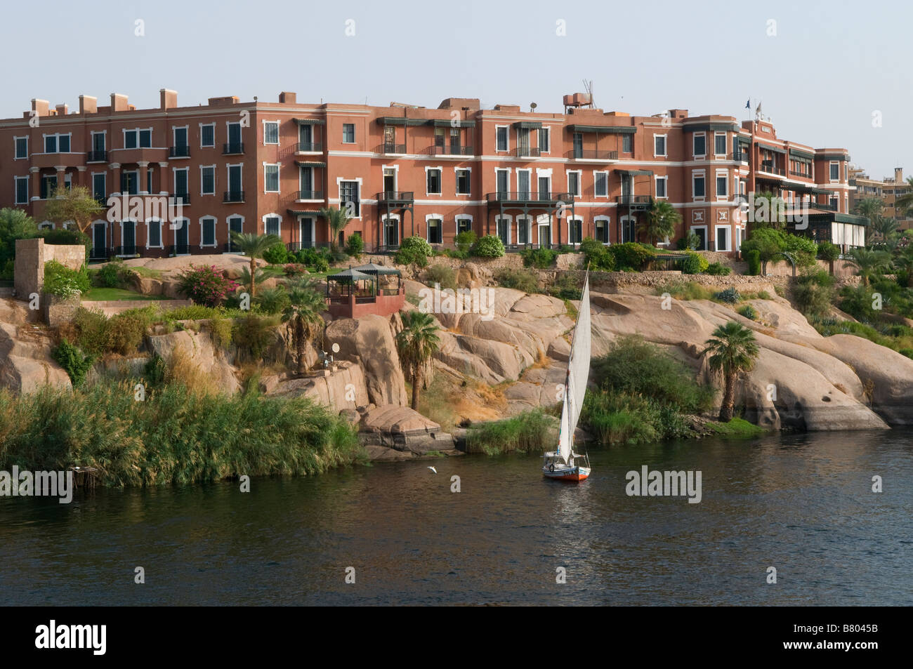 La leyenda Sofitel Old Cataract Hotel histórico de la época colonial británica resort de lujo de 5 estrellas situado a orillas del río Nilo en Asuán Egipto Foto de stock