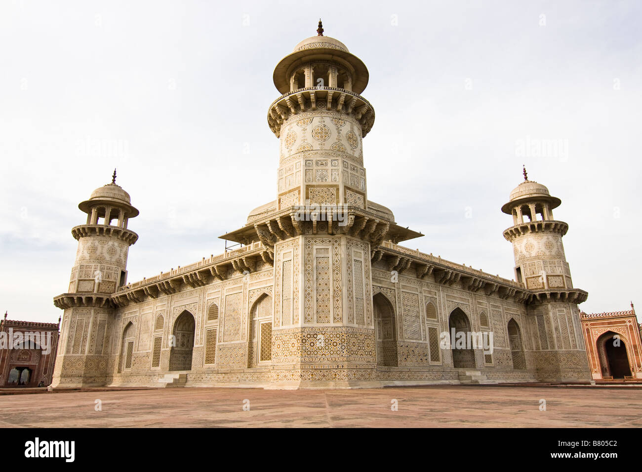 Itmad Ud Daulah, también conocido como el Baby Taj o joyero. En Uttar Pradesh, India Foto de stock