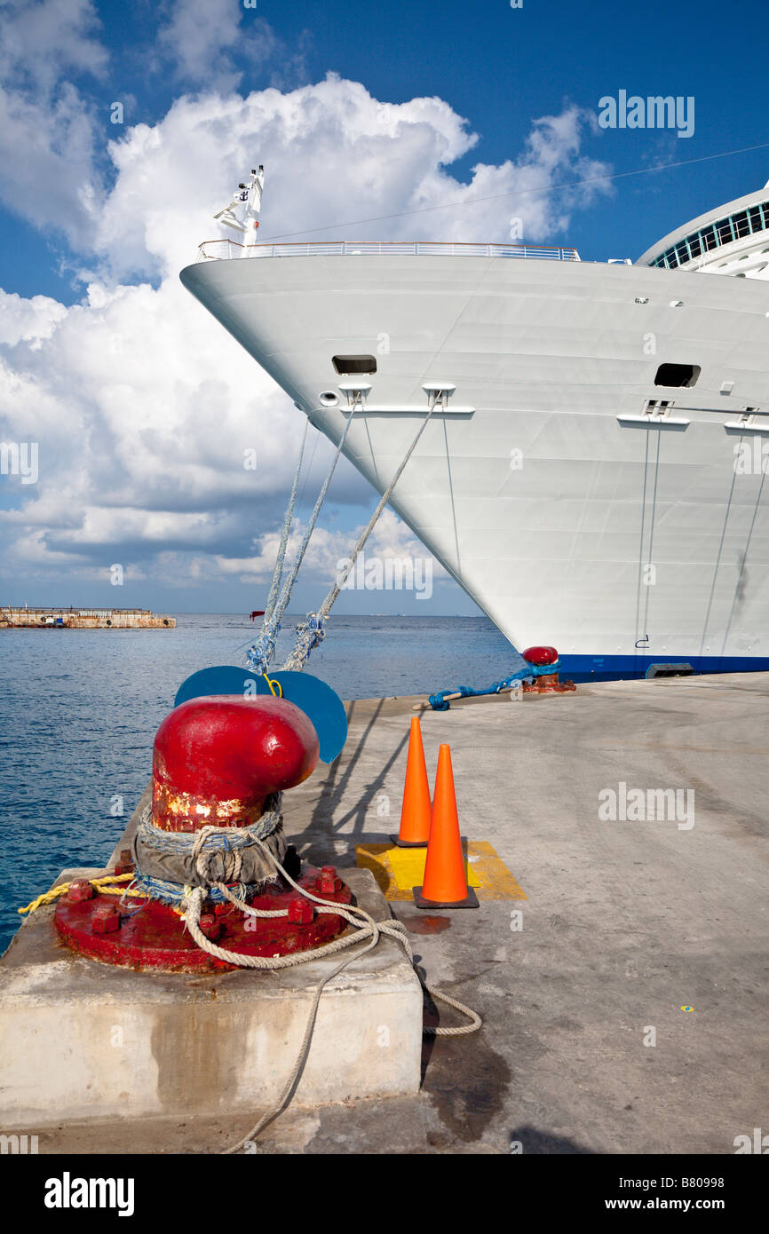 Royal Caribbean Navigator of the Seas crucero atado a rojo brillante bolardo en el dock en Cozumel, México Foto de stock