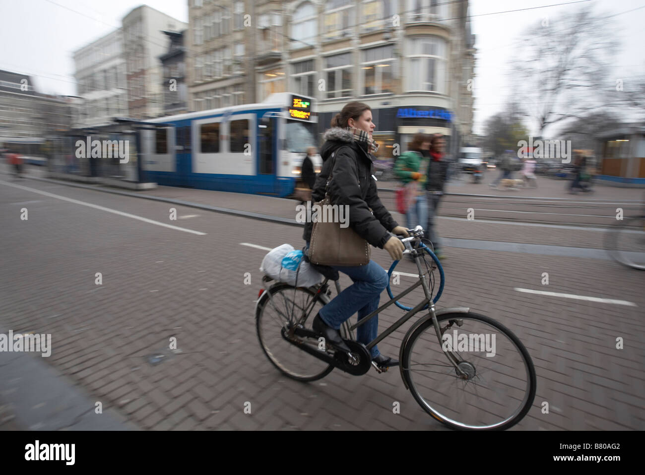 Mujer montando bicicleta, Amsterdam, Holanda Foto de stock