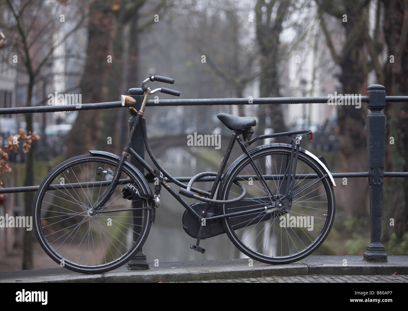 Bicicleta en puente sobre un canal, Países Bajos Foto de stock