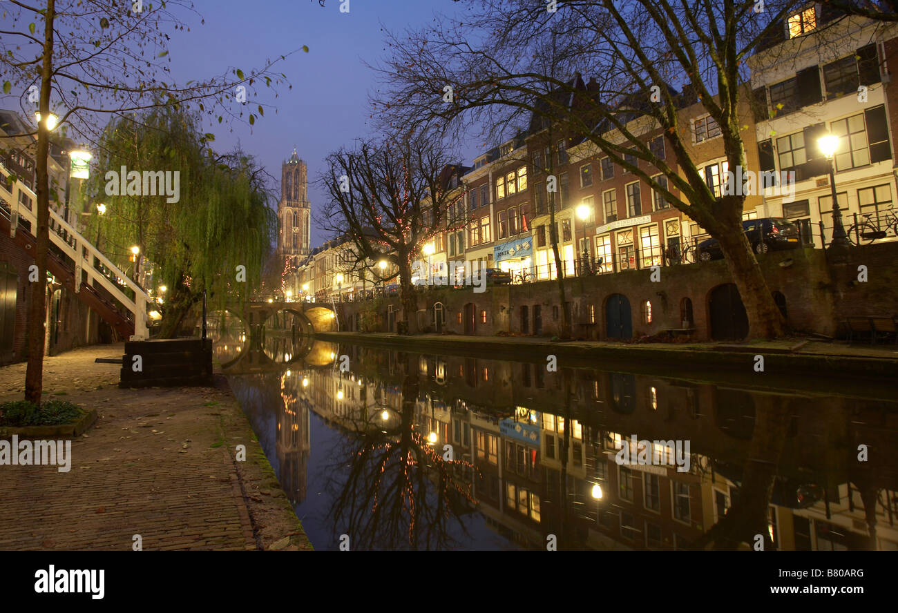 Torre de cúpula y Canal, Utrecht, Países Bajos Foto de stock
