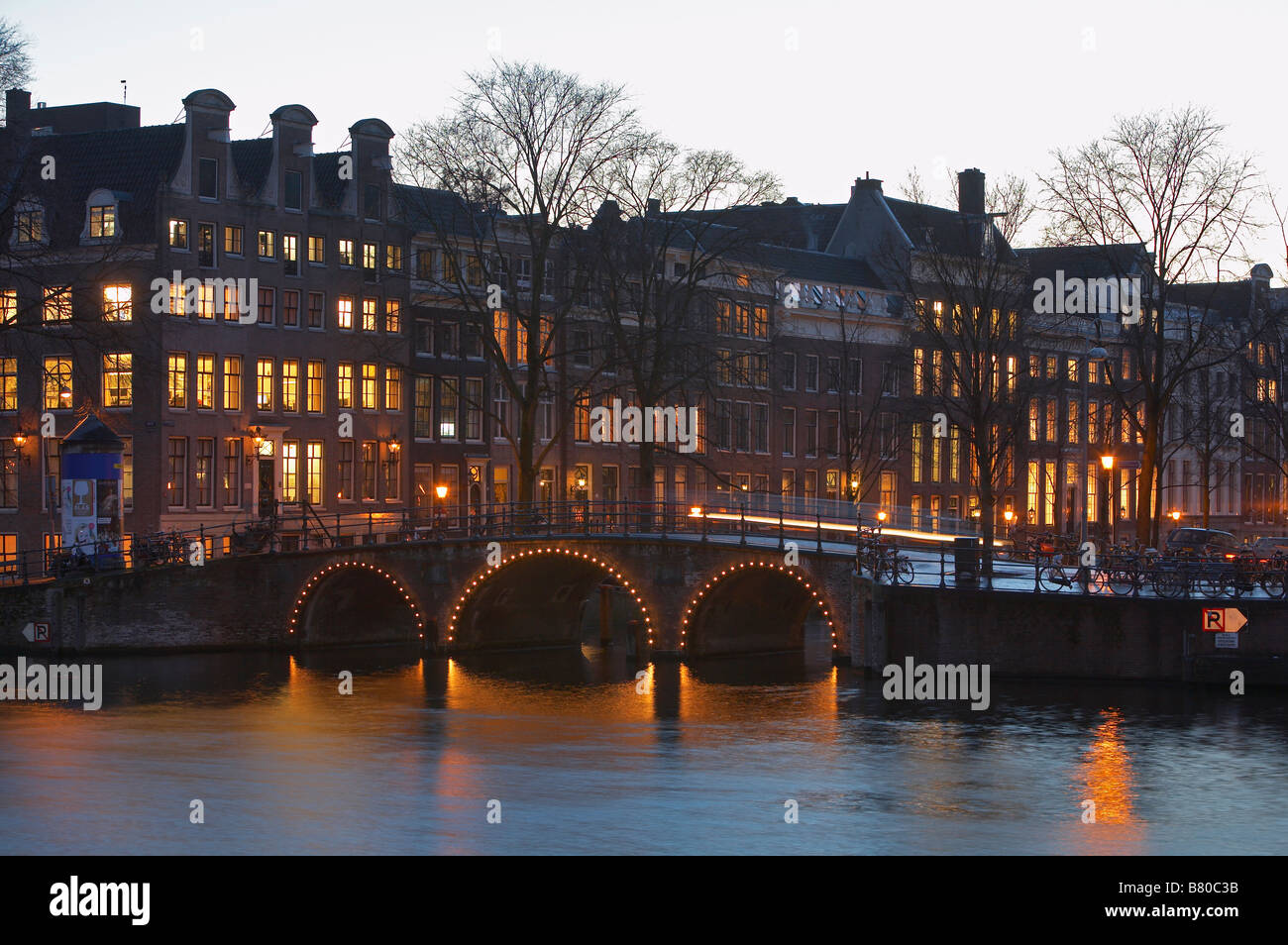 Casas y puente sobre un canal, Amsterdam, Holanda Foto de stock