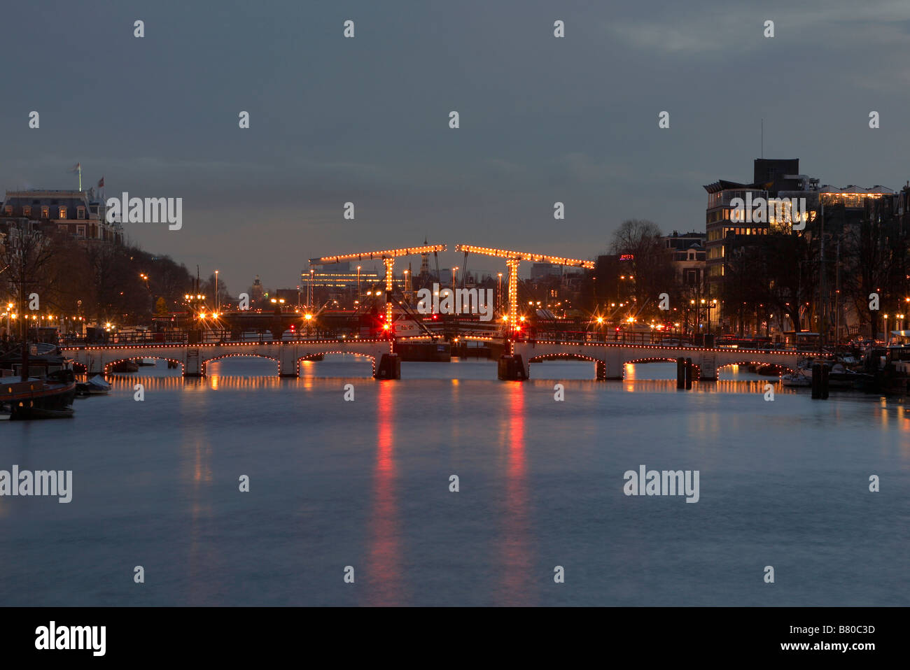 Magere Brug (el puente flaco) sobre el Amstel, Amsterdam, Países Bajos Foto de stock