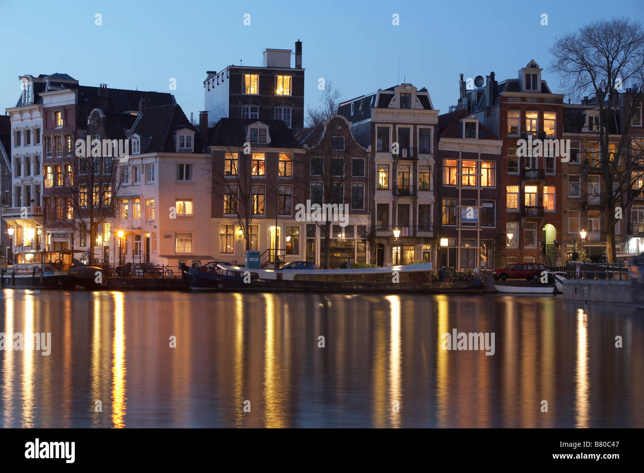 Casas holandesas por canal, Ámsterdam, Países Bajos Foto de stock