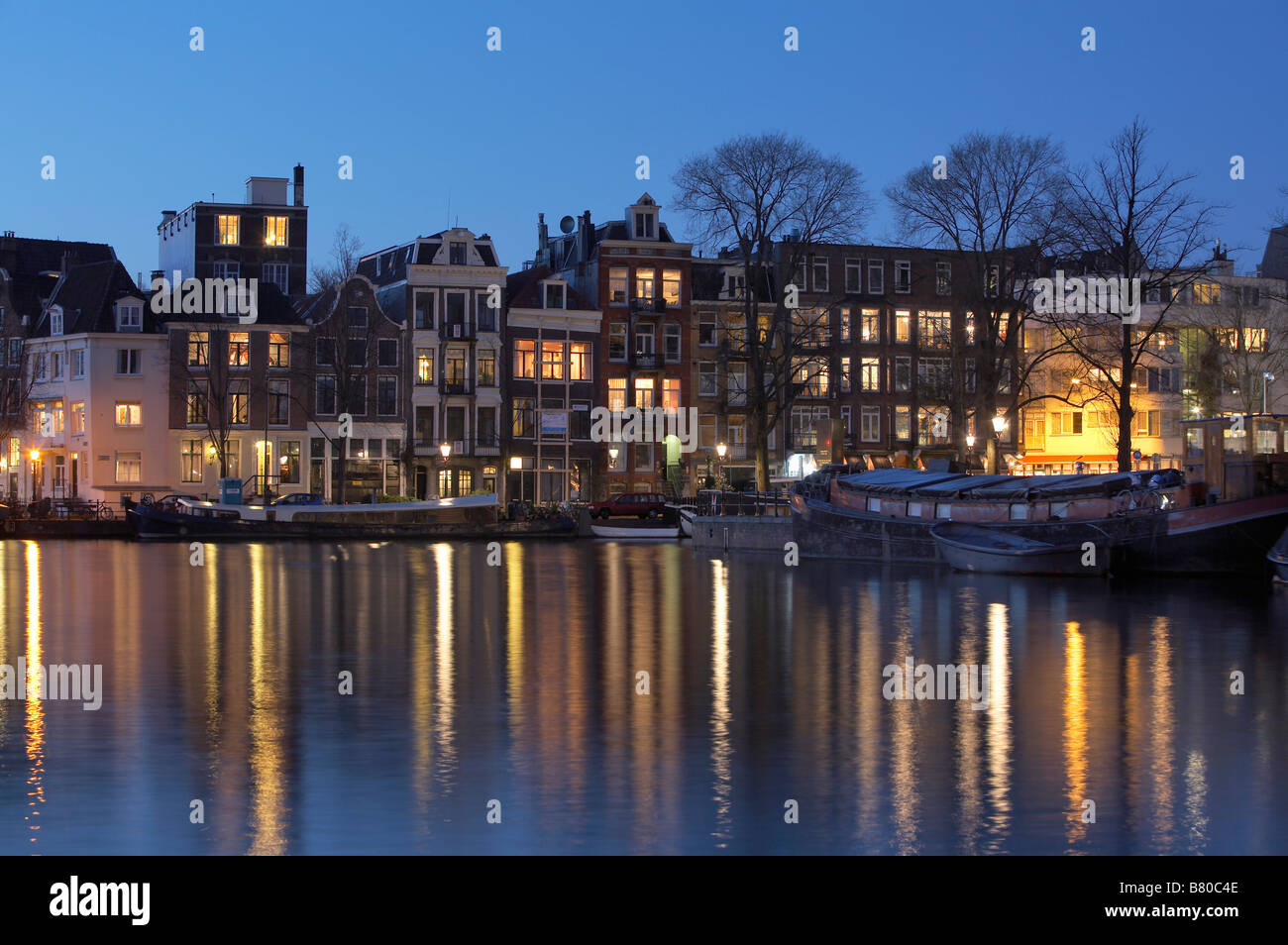 Casas holandesas por canal, Ámsterdam, Países Bajos Foto de stock