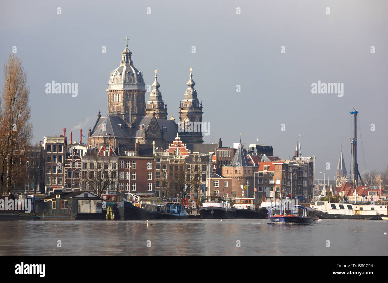 La iglesia Oude Kerk (Iglesia Vieja) desde el Amstel, Amsterdam, Holanda Foto de stock