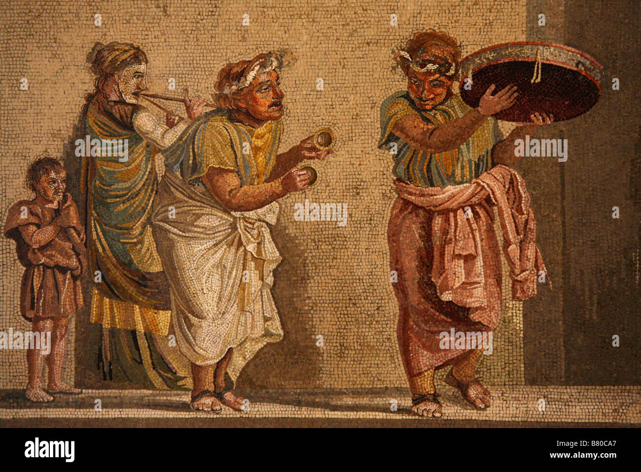 Los músicos callejeros. Mosaico de la Villa di Cicerone desde Pompeya en el Museo Arqueológico Nacional de Nápoles, Italia. Foto de stock