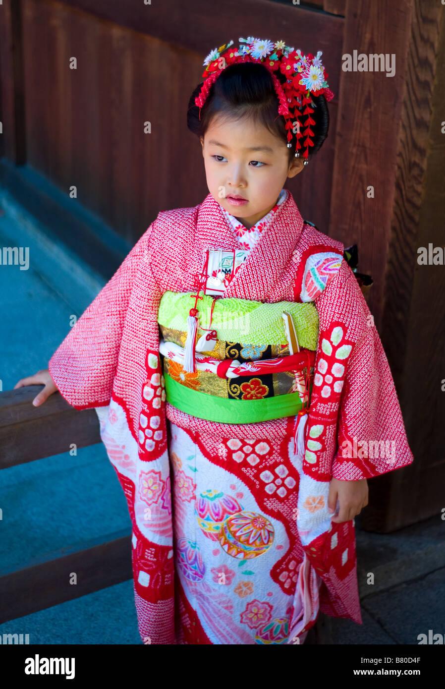 Niña japonesa en traje tradicional japonés Fotografía de stock - Alamy