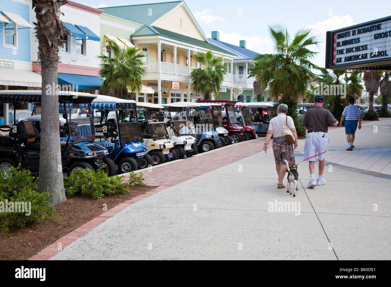 Jubilado coulpe paseos a lo largo de la calle principal en las aldeas de dama del lago en la Florida Central Foto de stock