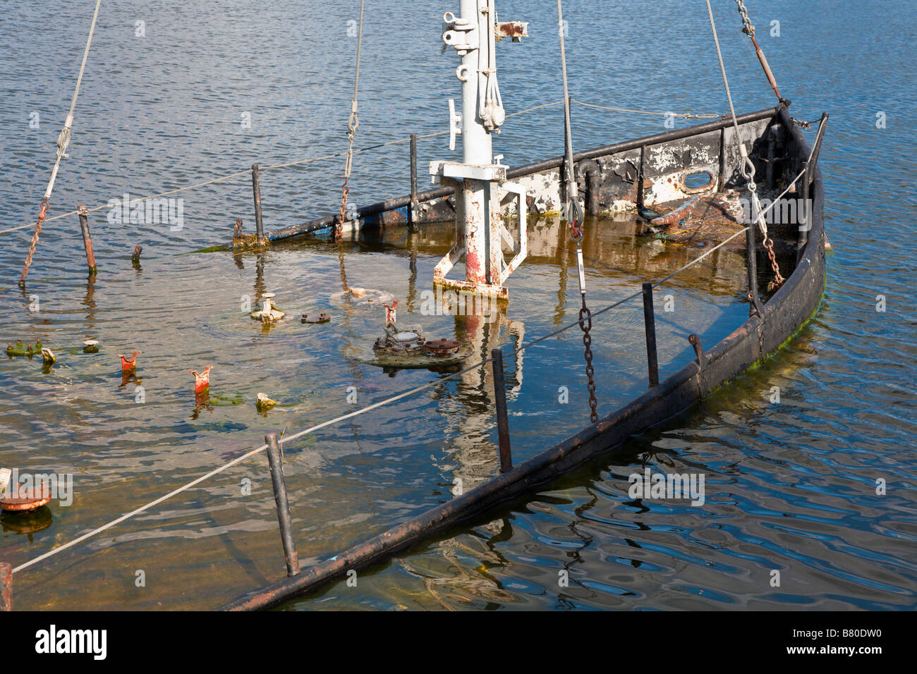 Decoración de barcos de acero hundidos en Lake Cherry en la comunidad de retiro de Villages en Florida Central, EE.UU Foto de stock