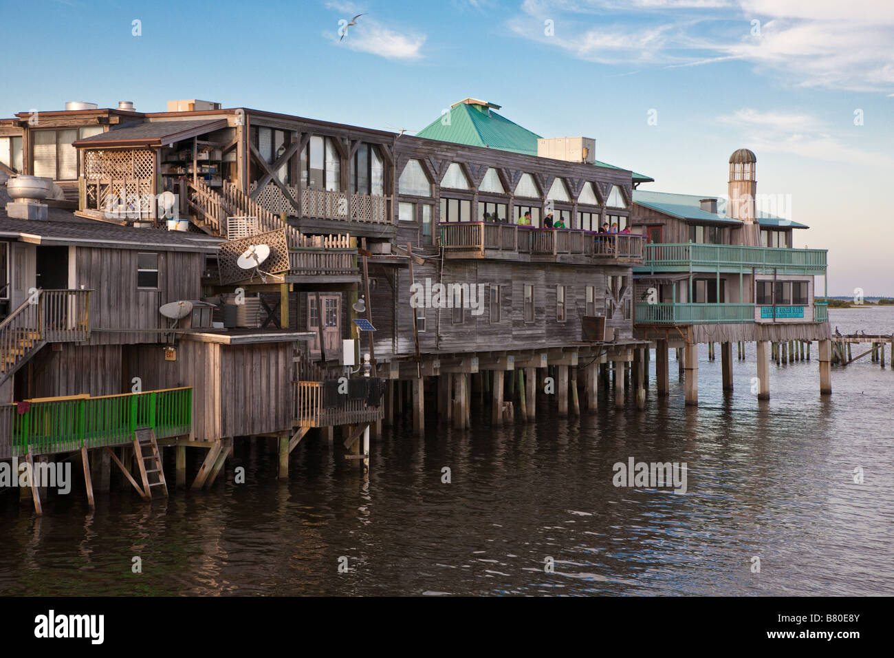 Estructura de madera vieja alberga restaurantes y tiendas de regalos en la zona ribereña de la histórica Cedar Key, Florida, EE.UU. Foto de stock