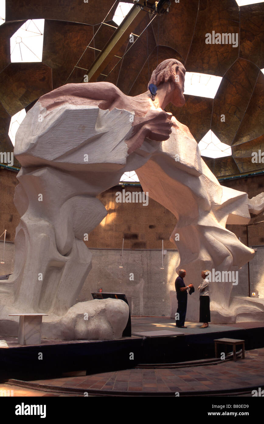 España, Granada. Dos personas muestran el tamaño de Miguel Ruiz Jiménez' enorme escultura El Arco de Man (El Hombre Arco) en Jun Foto de stock