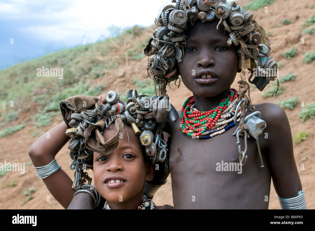Jóvenes Niños Dasenech con tapones en sus sombreros Omovalley Etiopía África Foto de stock