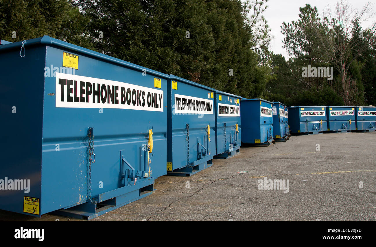 Contenedores de reciclaje en el condado de Gwinnett para el departamento de saneamiento Foto de stock