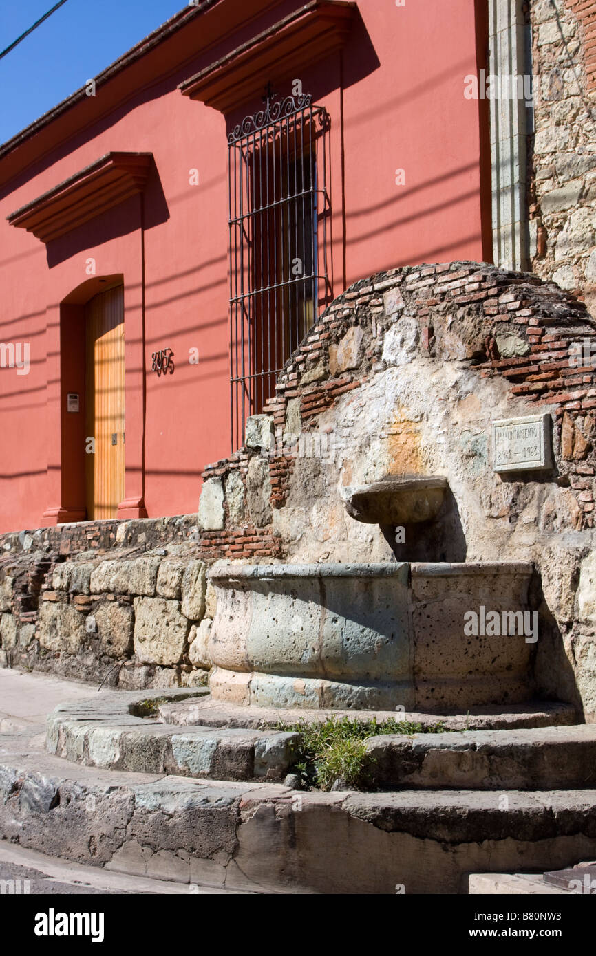 Oaxaca, México. Fuente por el acueducto de Xochimilco, Manuel Garcia