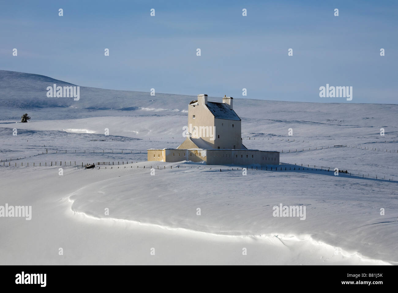 Clima invernal; ladera, colina, naturaleza, paisaje de montaña, invierno, páramo cubierto de nieve y edificios del Castillo Corgarff, Donside Aberdeen, Escocia, Reino Unido Foto de stock