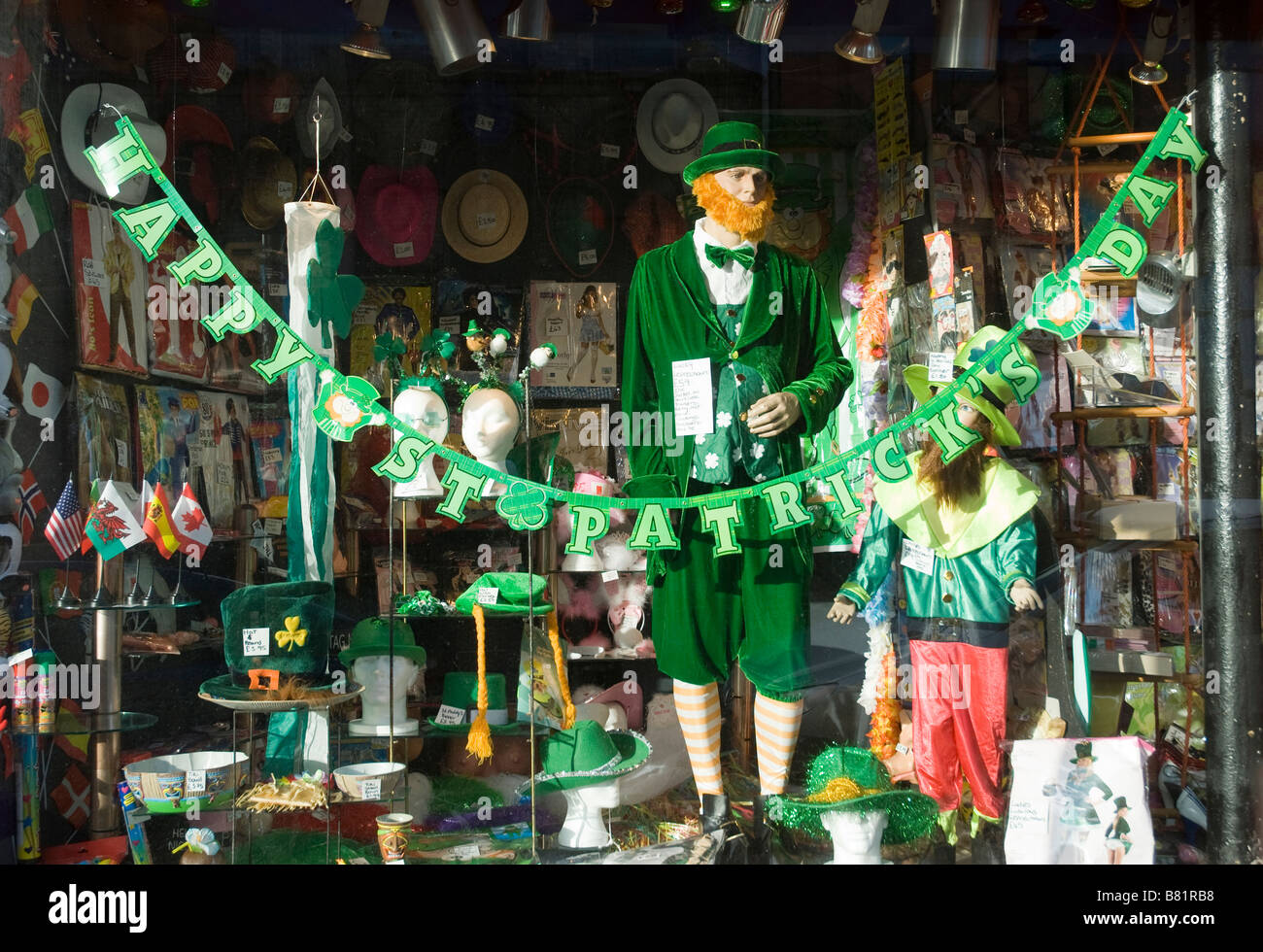 El Día de San Patricio el escaparate de tienda de alquiler de disfraces en  Belfast Fotografía de stock - Alamy
