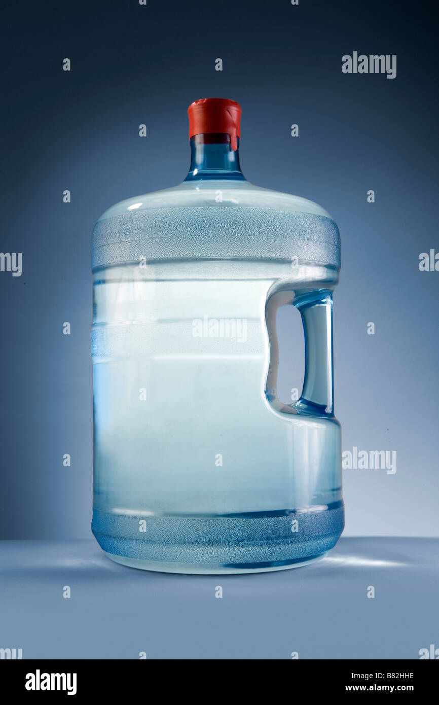 Una jarra de agua de 5 galones de primavera o agua purificada a partir de un establecimiento comercial Foto de stock