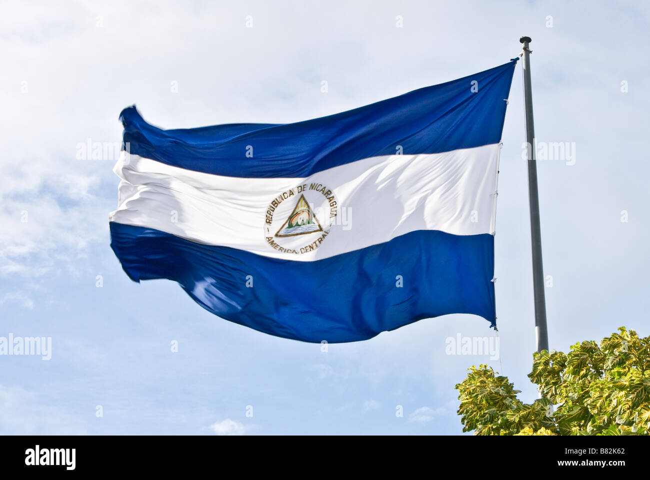 República de Nicaragua bandera nacional en la Casa de los Pueblos en Managua. Foto de stock