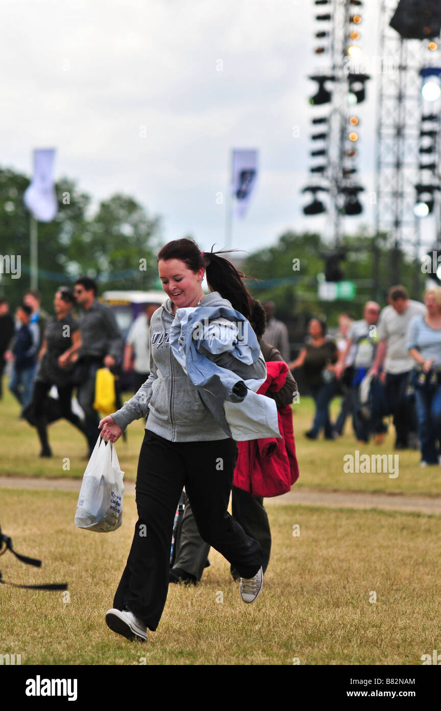 Las multitudes se juntan para un concierto en Hyde Park, Londres Foto de stock