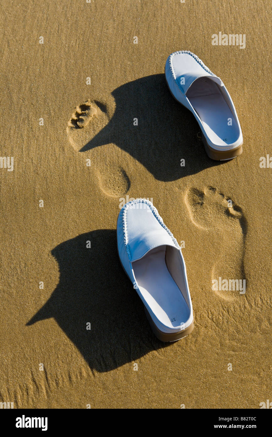 Zapatos y huellas en la arena Fotografía de stock - Alamy