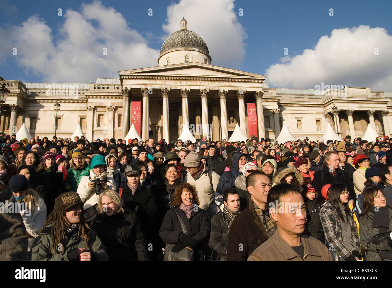 Gran multitud en la plaza Trafalgar de Londres Foto de stock