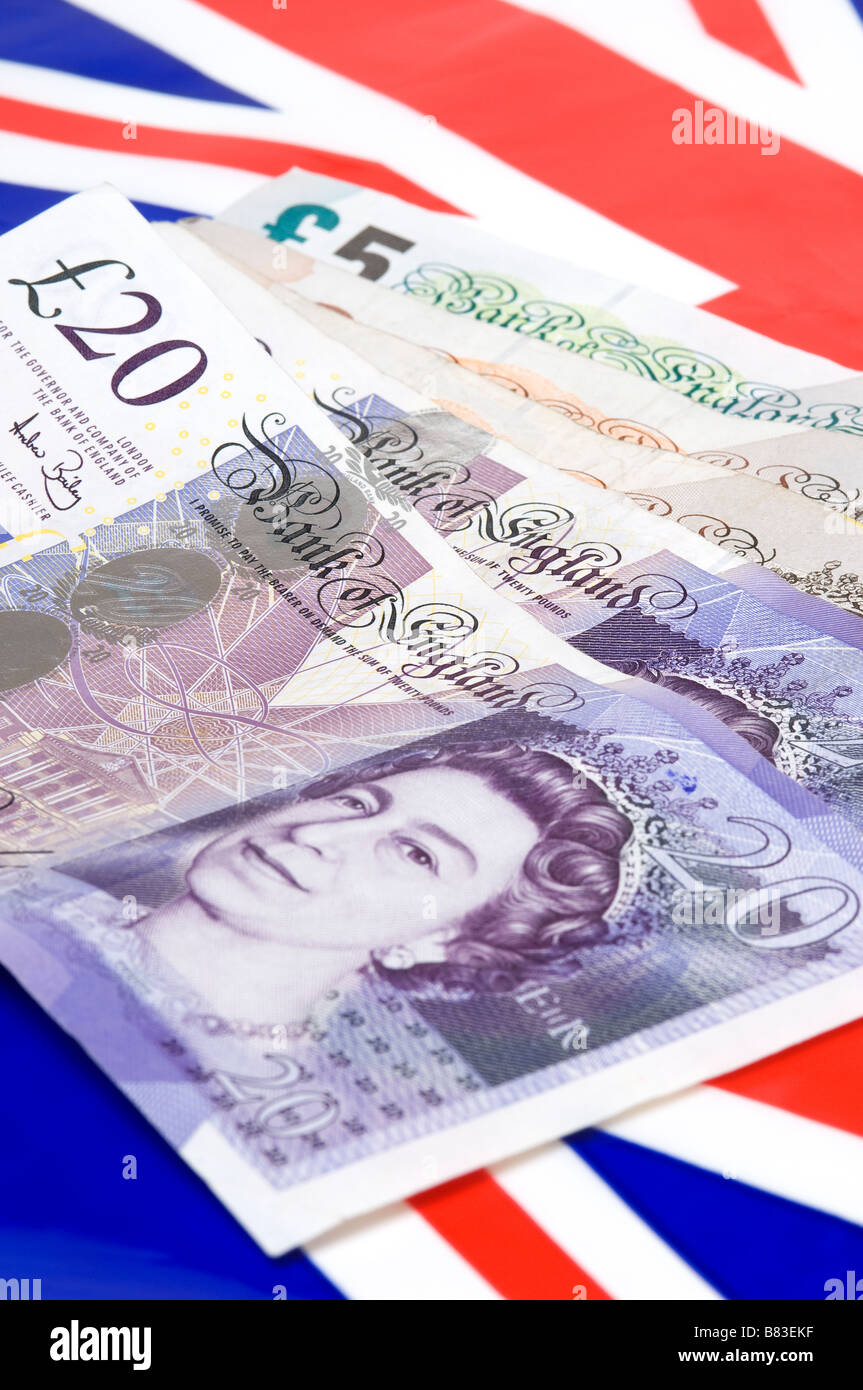 La moneda británica inglesa se acerca con la bandera de Union Jack en el concepto de dinero de fondo Foto de stock