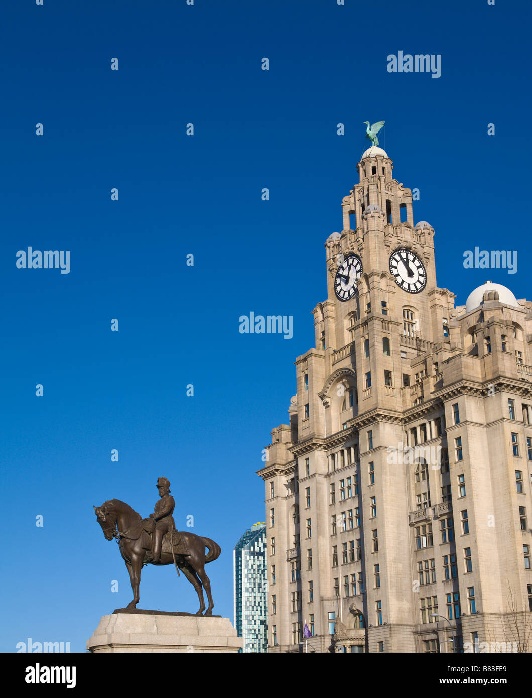 "Liver Building' y la estatua del rey Edward 7th, Liverpool, Merseyside, Inglaterra Foto de stock