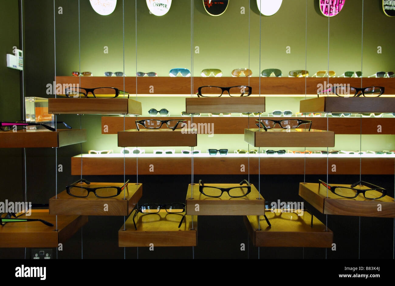 Los interiores originales de Kirk, el diseñador de anteojos y lentes de sol tienda en Covent Garden. Foto de stock