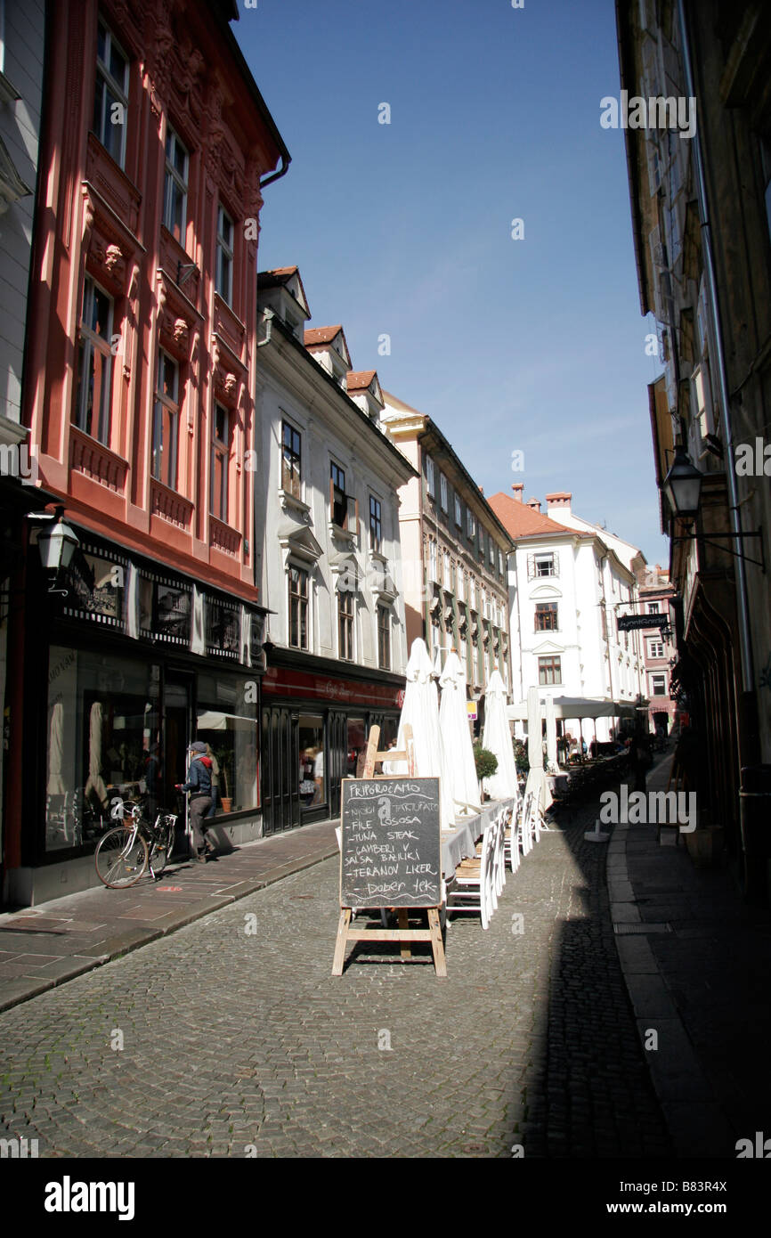Al fresco de cafés, bares y restaurantes bordean las estrechas calles del casco antiguo de la ciudad de Ljubljana, la capital de Eslovenia Foto de stock
