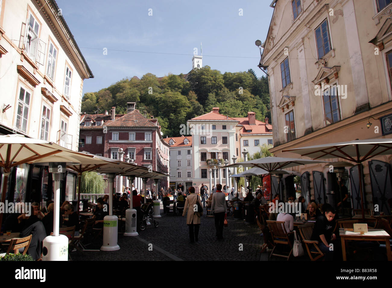 Al fresco de cafés, bares y restaurantes se alinean en las calles y la ribera del río de la Ciudad Vieja de Ljubljana, la capital de Eslovenia Foto de stock