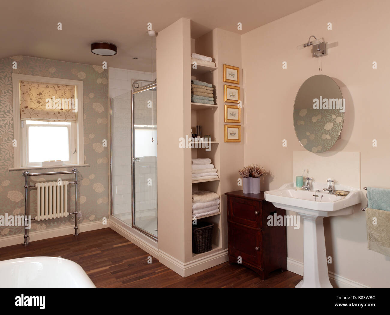 Cuarto de baño con ducha de estanterías y piso de madera Foto ... Cuarto de baño con ducha de estanterías y piso de madera Foto ...
