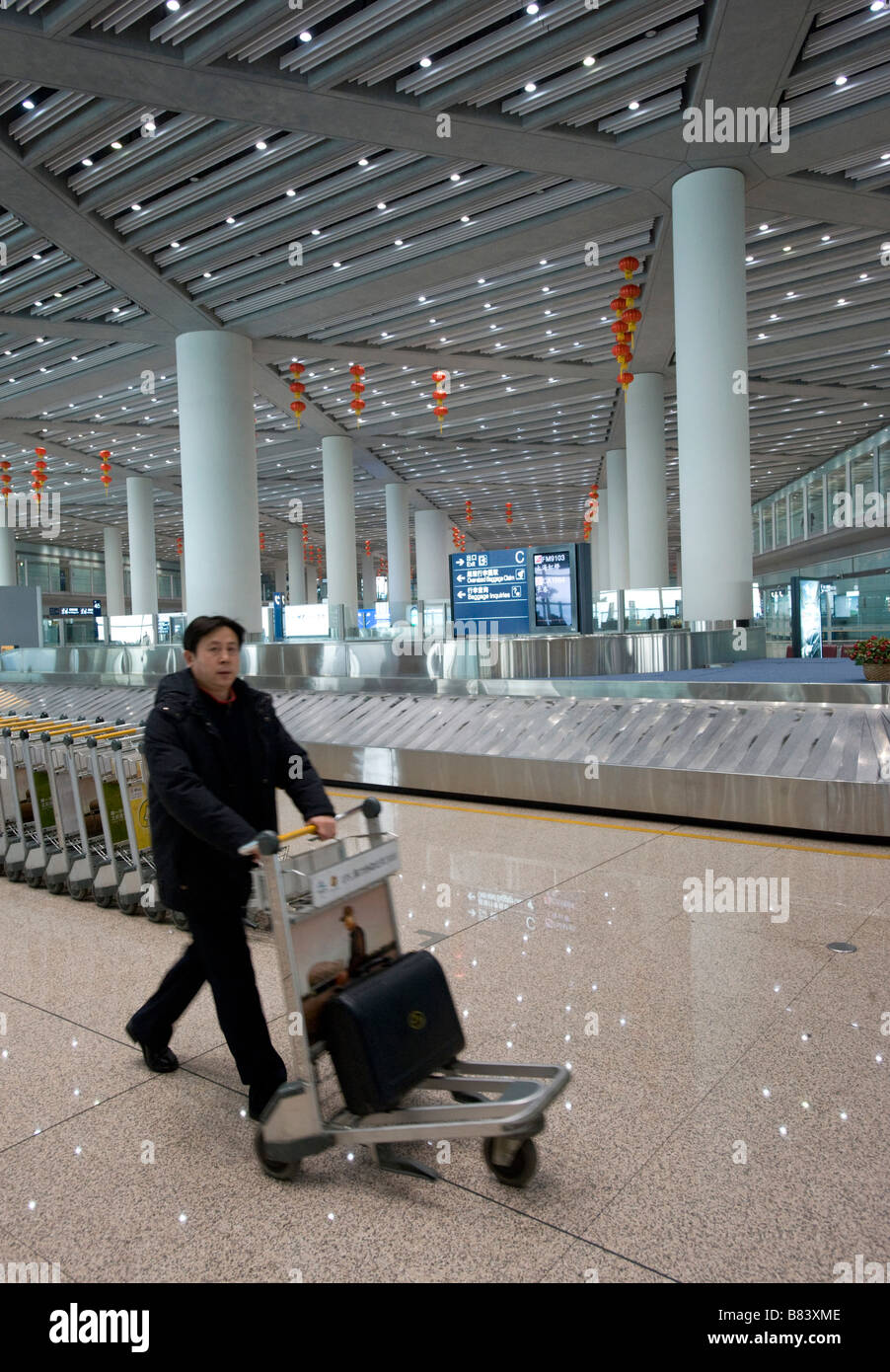Interior de amplio y moderno hall de reclamo de equipaje en la nueva Terminal 3 del aeropuerto de Beijing China 2009 Foto de stock