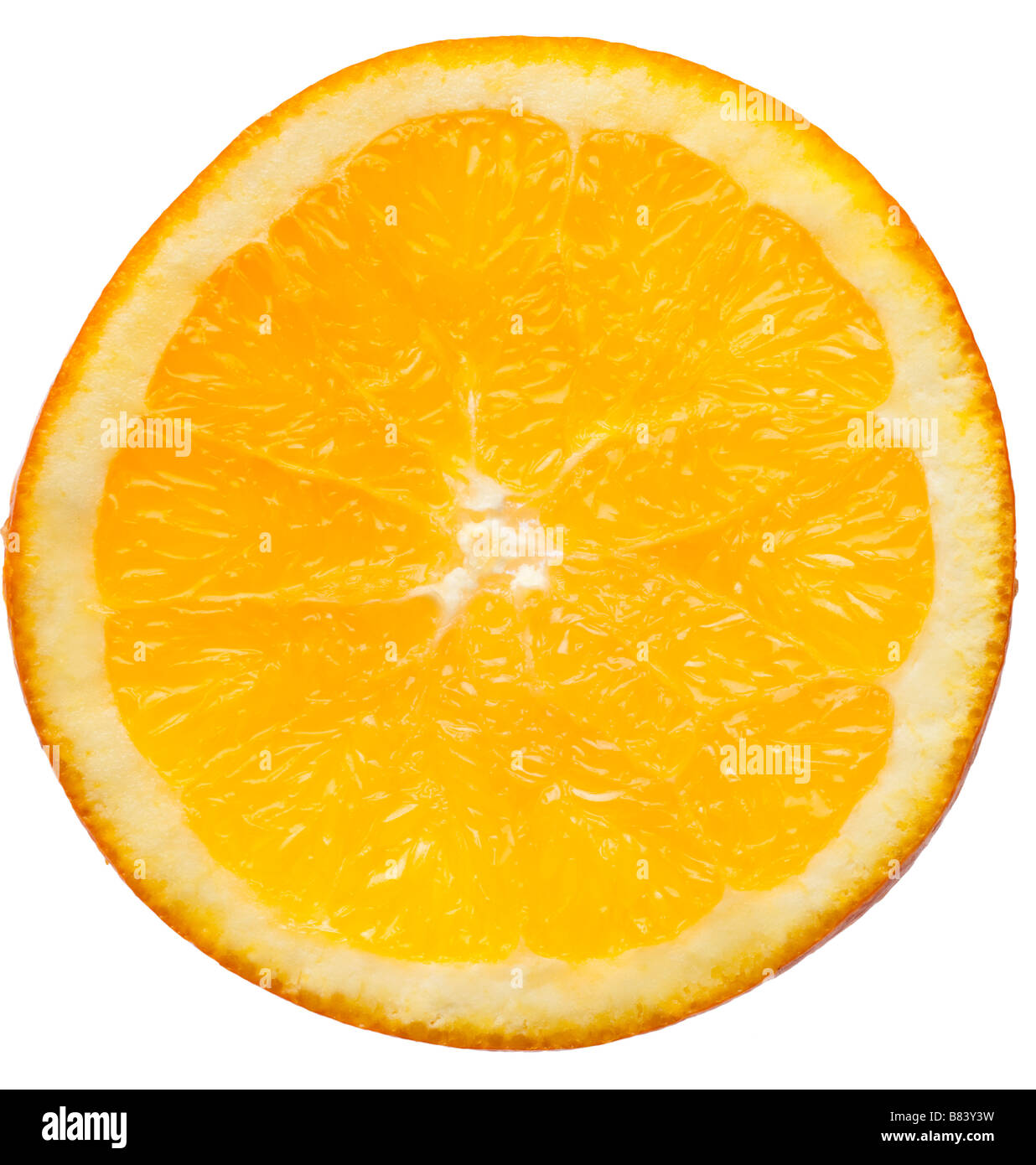 Rodaja de naranja en primer plano blanco Foto de stock