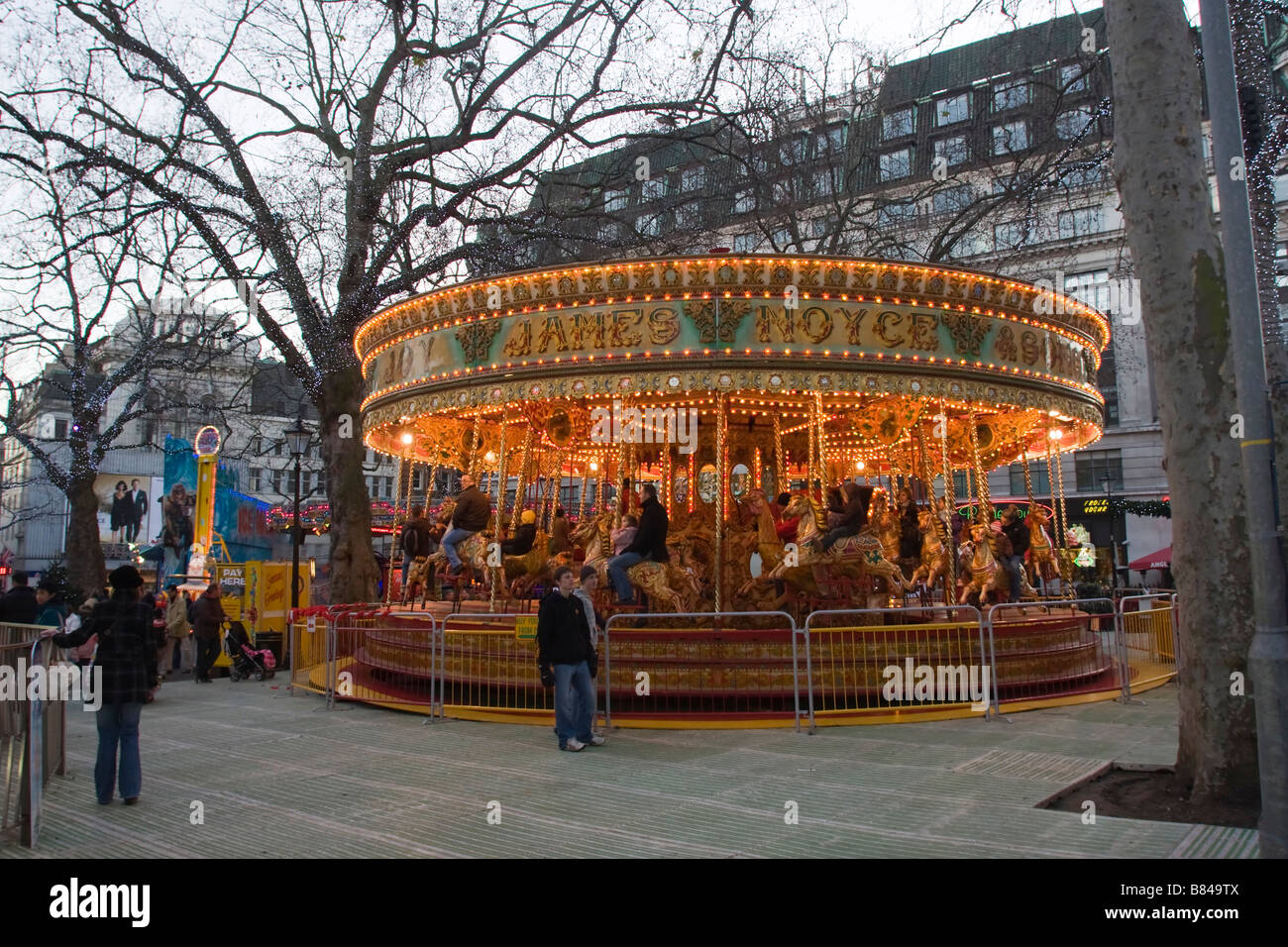Carrusel de Feria de Navidad en Leicester Square, Londres, Inglaterra Gran Bretaña GB UK Foto de stock
