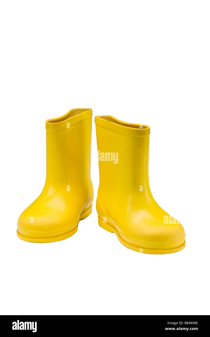 Par de botas de goma de color amarillo sobre blanco Fotografía de stock -  Alamy