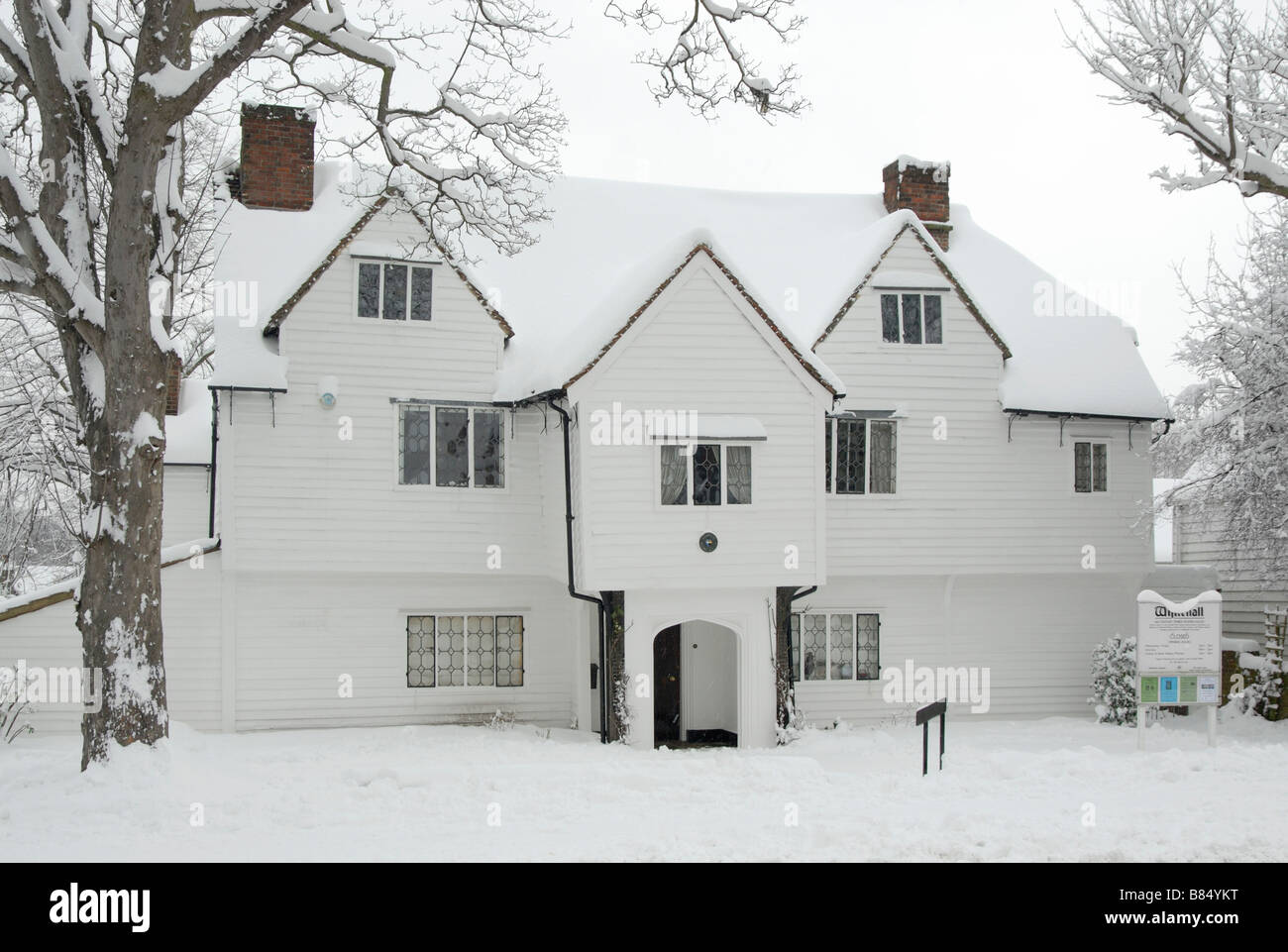 Salón blanco cubierto de nieve: el entramado de madera del siglo XVI y el tiempo subieron a casa, ahora un museo, Cheam, al sur de Londres, Inglaterra Foto de stock