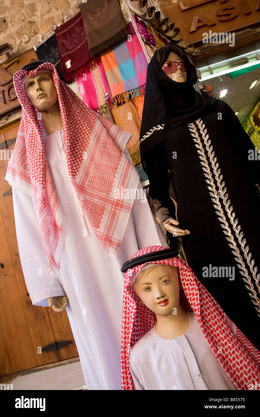 Bur Dubai souk tienda de venta de ropa árabe dummies Fotografía de stock -  Alamy