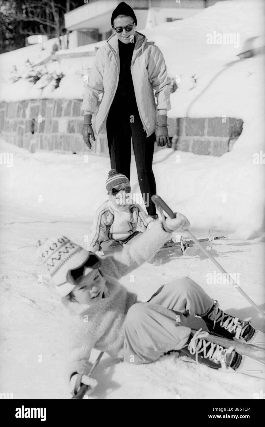 Grace y Caroline de Mónaco en Gstaad (1961) Foto de stock