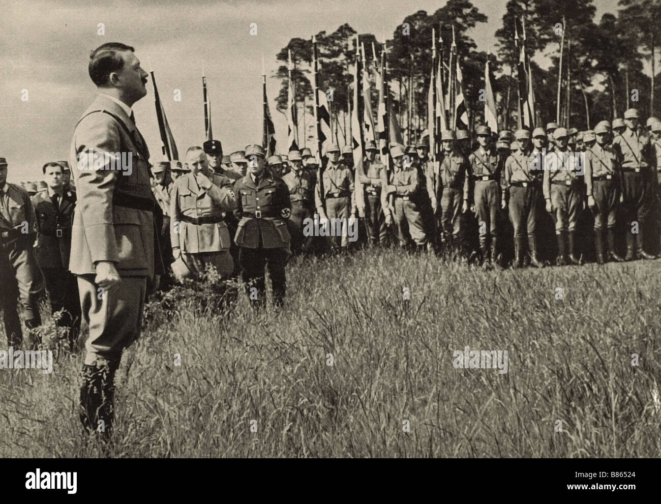 Hitler inspeccionando los reclutas de la 'Reichsführerschule Hitler inspeccionando los reclutas de la 'Reichsführerschule