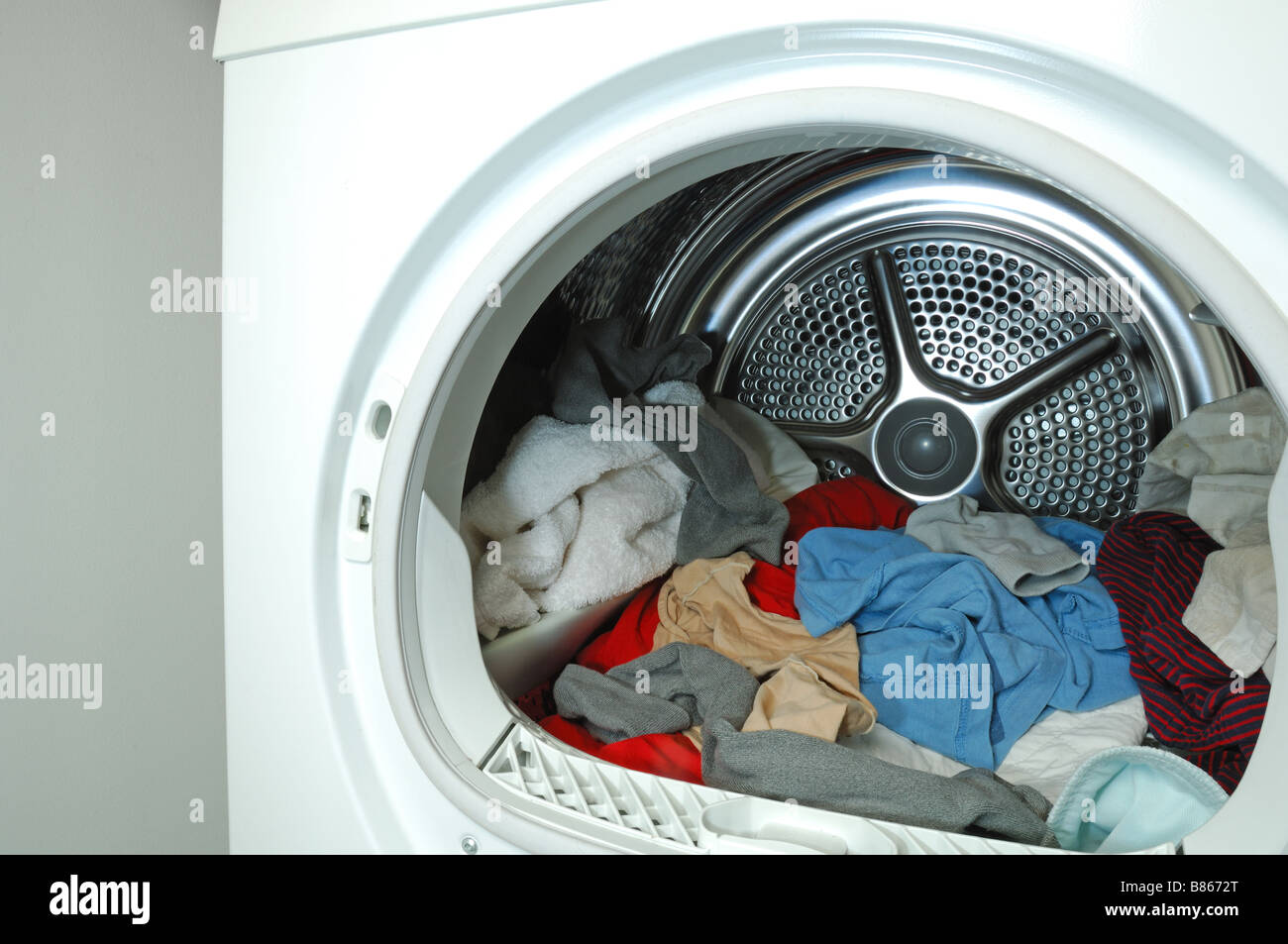 Mirando dentro de un servicio de lavandería lavadora secadora con ropa  interior Fotografía de stock - Alamy