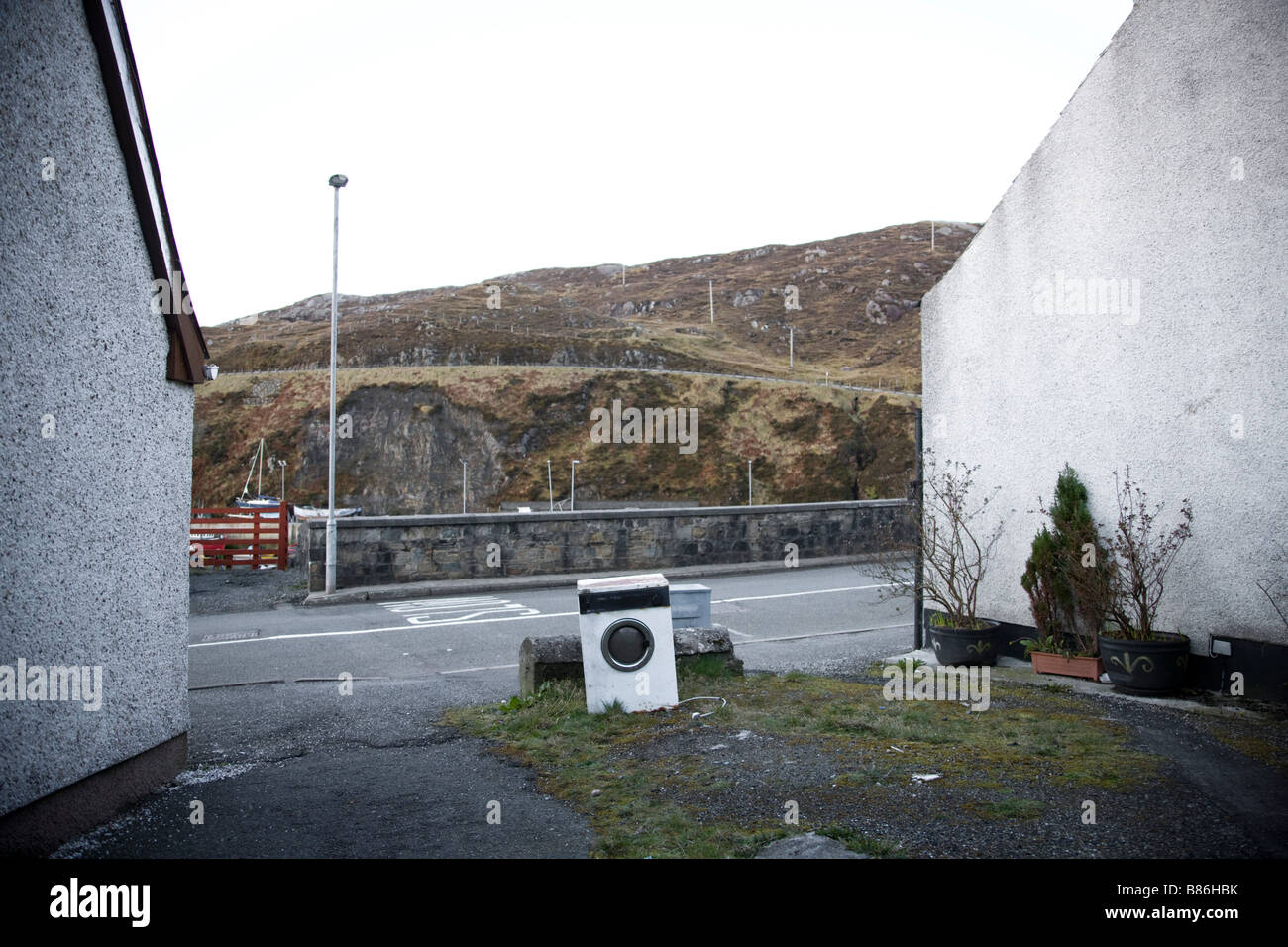 Antigua lavadora arrojados al lado de una carretera en Tarbert, Harris, Escocia. UK Foto de stock