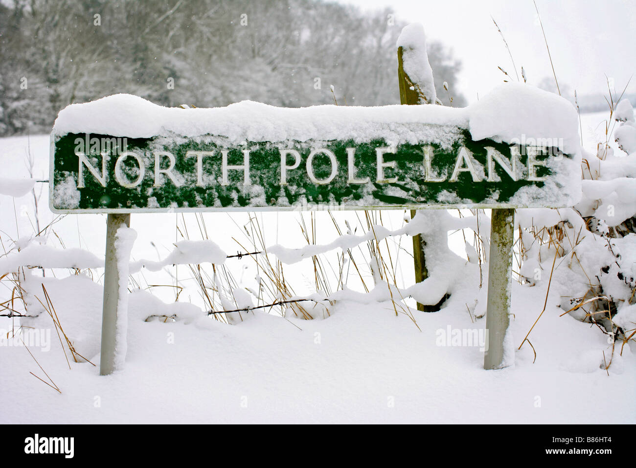Un camino cubierto de nieve cartel "Polo Norte" en Keston Lane, Greater London, tras la mayor nevada en 18 años. Foto de stock
