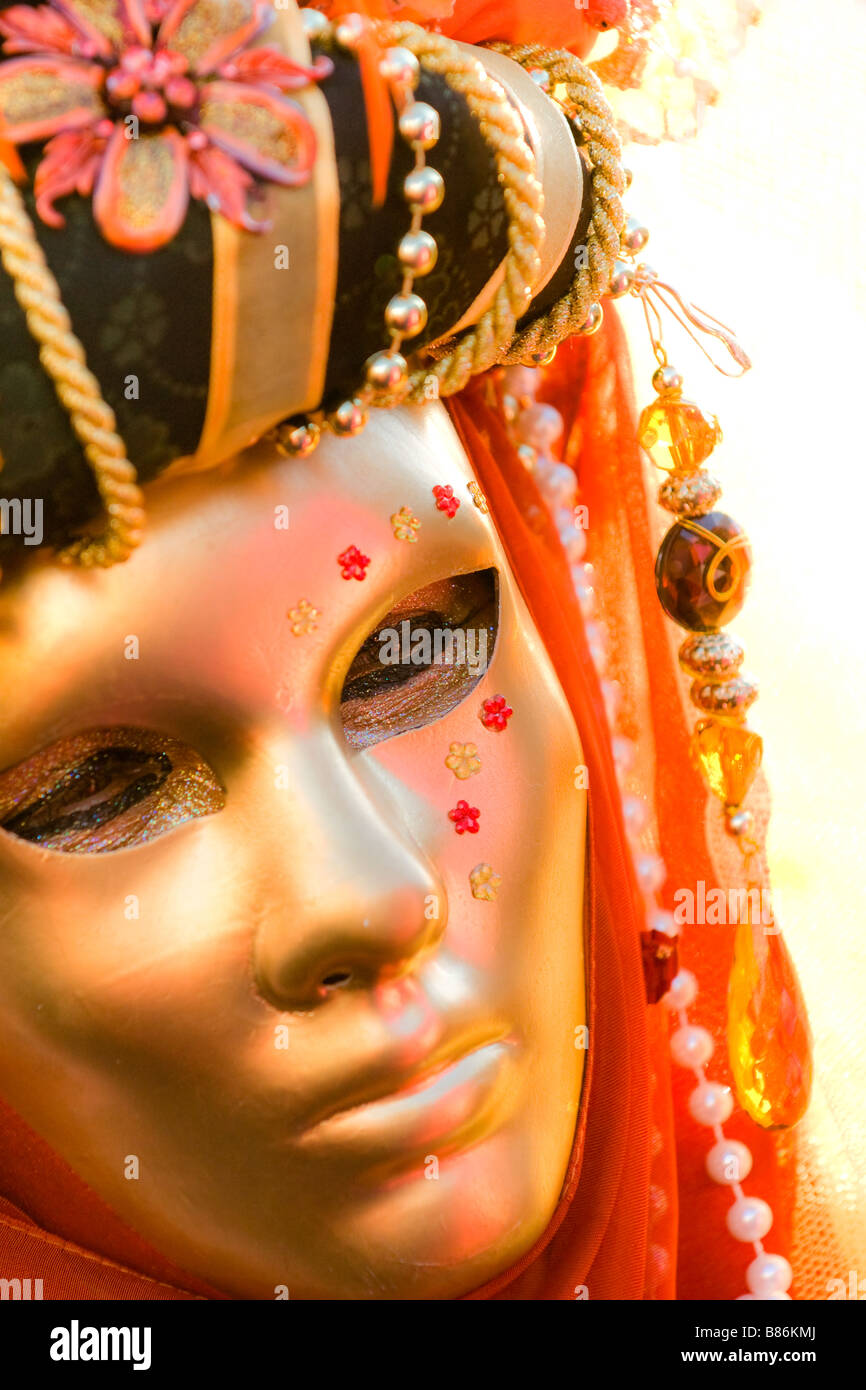 Máscara De Oro Tradicional Carnaval Veneciano. Venecia, Italia Europa  Fotos, retratos, imágenes y fotografía de archivo libres de derecho. Image  46859733