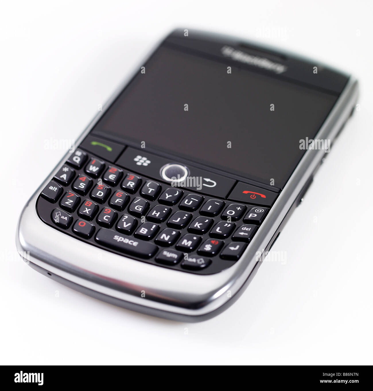 Foto de estudio de un teléfono Blackberry 8900 sobre un fondo blanco. Foto de stock