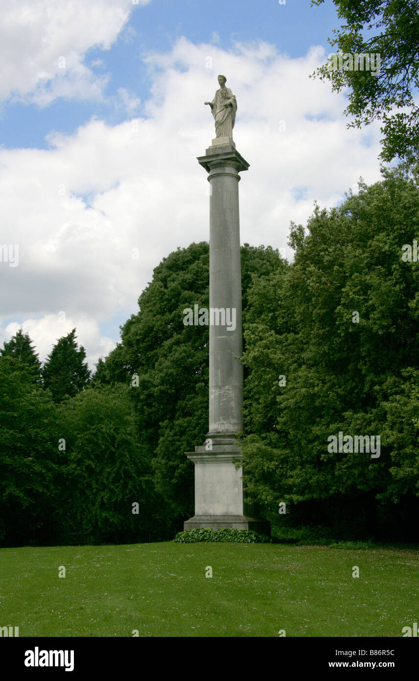 La estatua de la diosa Flora, Flora, césped de Syon Park, Brentford, Middlesex, Londres, Inglaterra, Reino Unido. Foto de stock