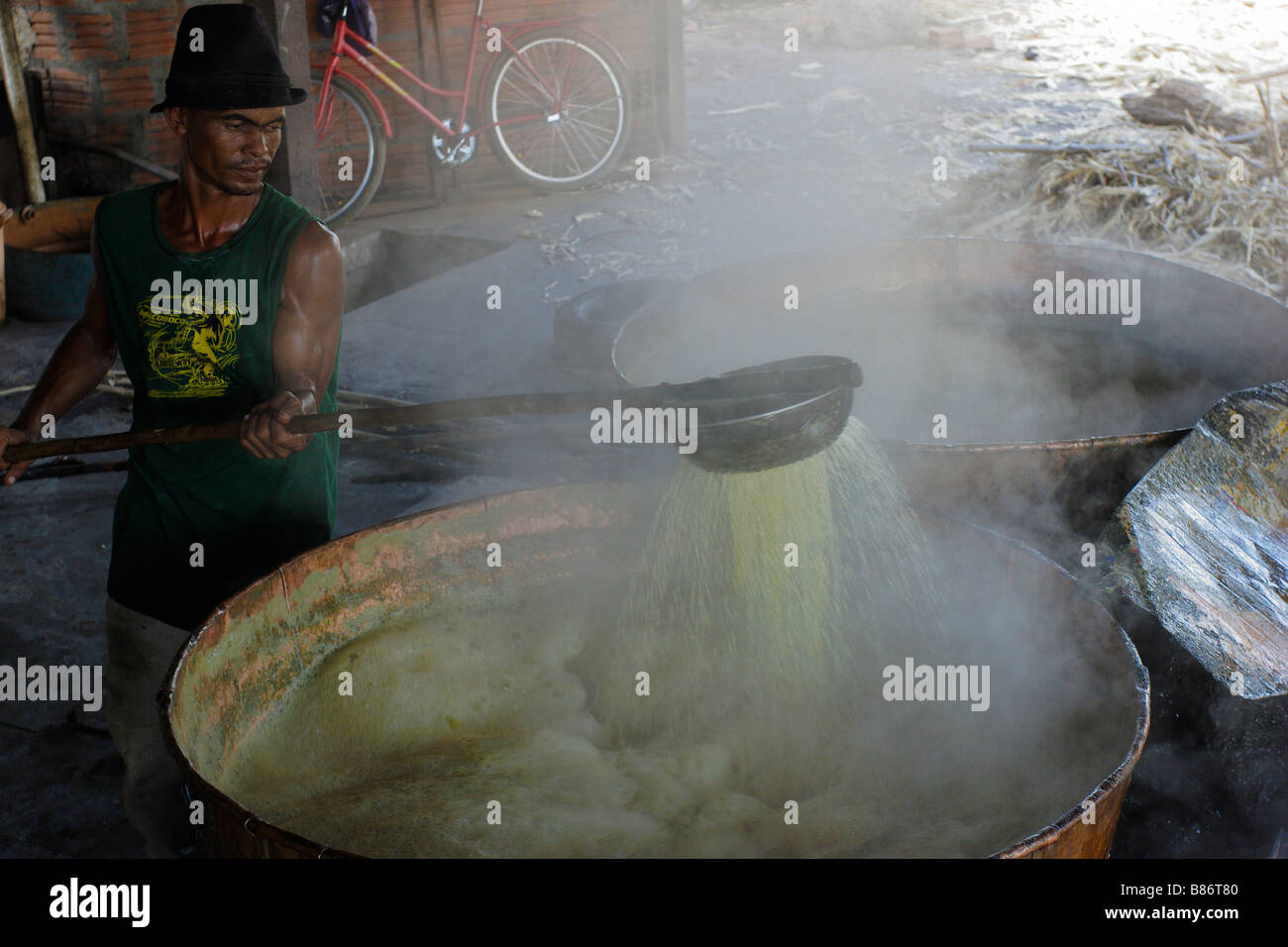 Alambique de cachaça alembic producción de rapadura disco cuadrado de azúcar marrón Januária Minas Gerais Brasil Foto de stock