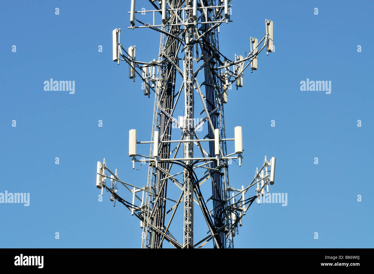 Antenas de telefonía celular en la torre de telefonía móvil contra el cielo azul USA Foto de stock