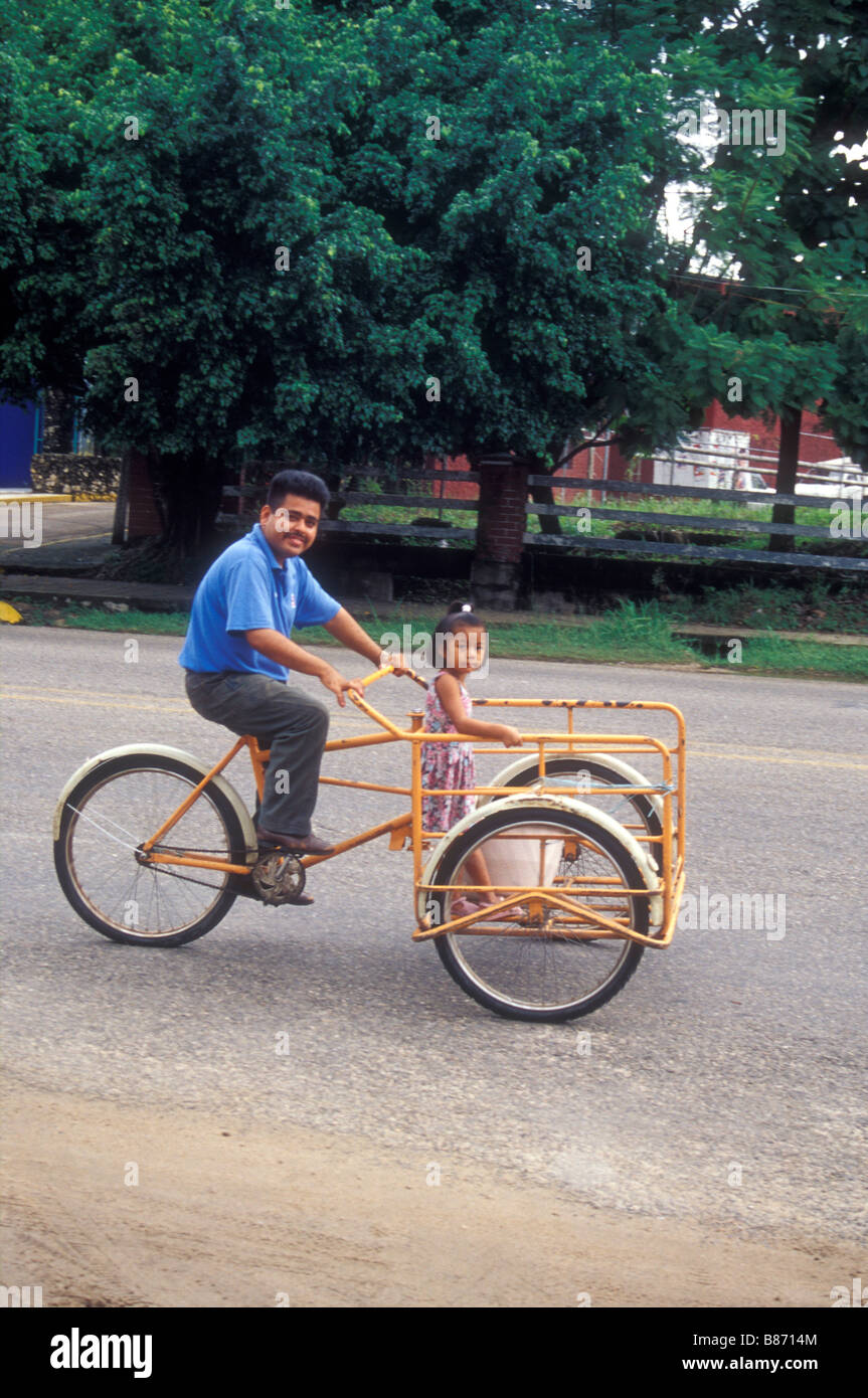 El hombre y su hija montando bicicleta de tres ruedas en la ciudad de  Palenque, Chiapas, México Fotografía de stock - Alamy